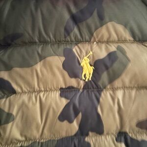 Men med NWWT polo camo vest.